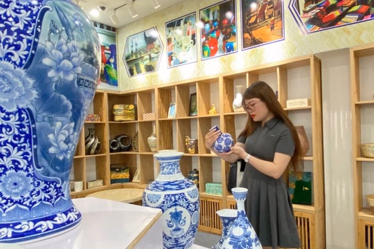 Khai mạc Triển lãm chuyên đề ngành gốm sứ - sơn son thếp vàng năm 2025