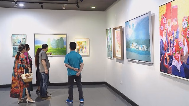 Triển lãm Hành trình 6: Nghệ thuật đa dạng giữa các vùng miền Việt Nam Sự đa dạng trong phong cách và chất liệu tạo nên sức hấp dẫn của "Hành Trình 6"