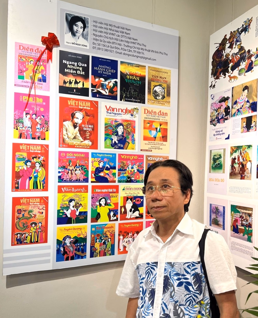 Tác giả bài viết - họa sỹ Đỗ Ngọc Dũng bên cụm tác phẩm đạt giải thưởng của mình