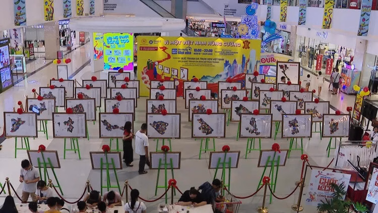 Triển lãm tranh da gây quỹ xây cầu cho vùng cao