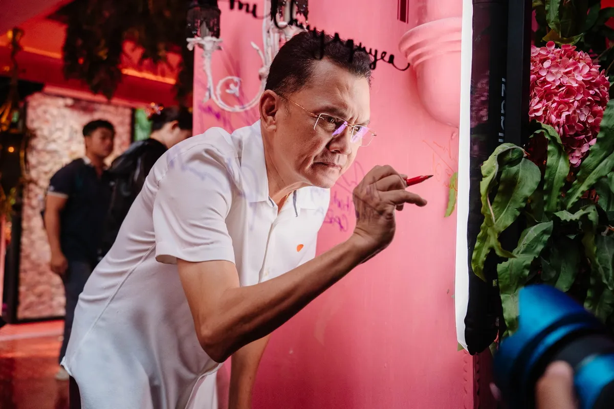 NSƯT Hữu Châu là một trong những khách mời để cùng trải nghiệm không gian đậm sắc màu ký ức, hoài niệm được dẫn lỗi bởi các giác quan