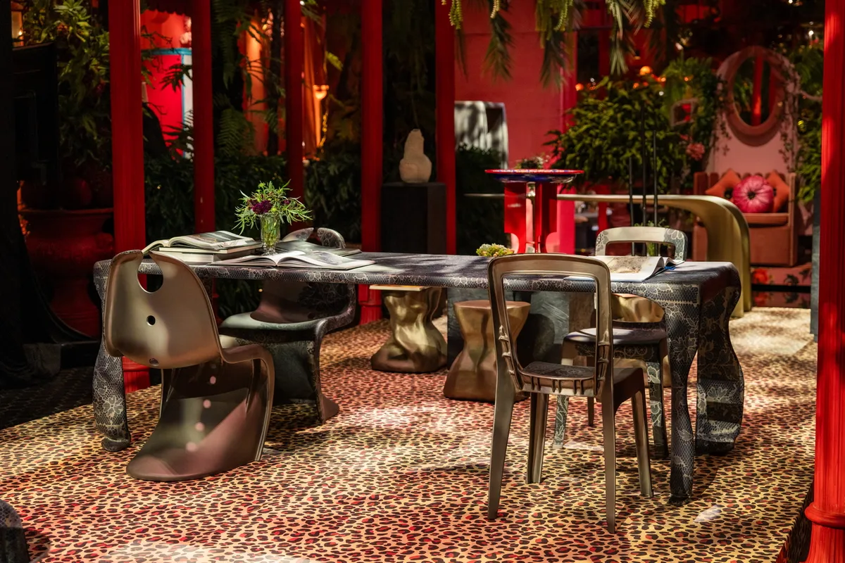 Một góc của triển lãm với sự cầu kỳ sắp đặt để ghi lại hình ảnh ánh nắng đổ bóng trên đường phố