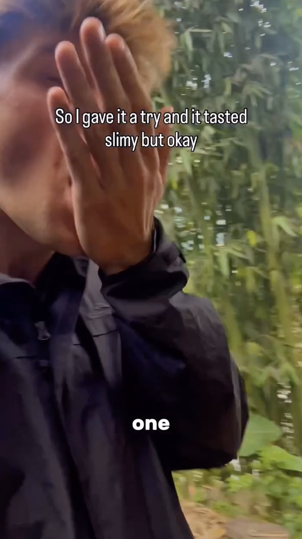 Dù có hơi e dè nhưng khách Tây vẫn ăn thử nhộng ong