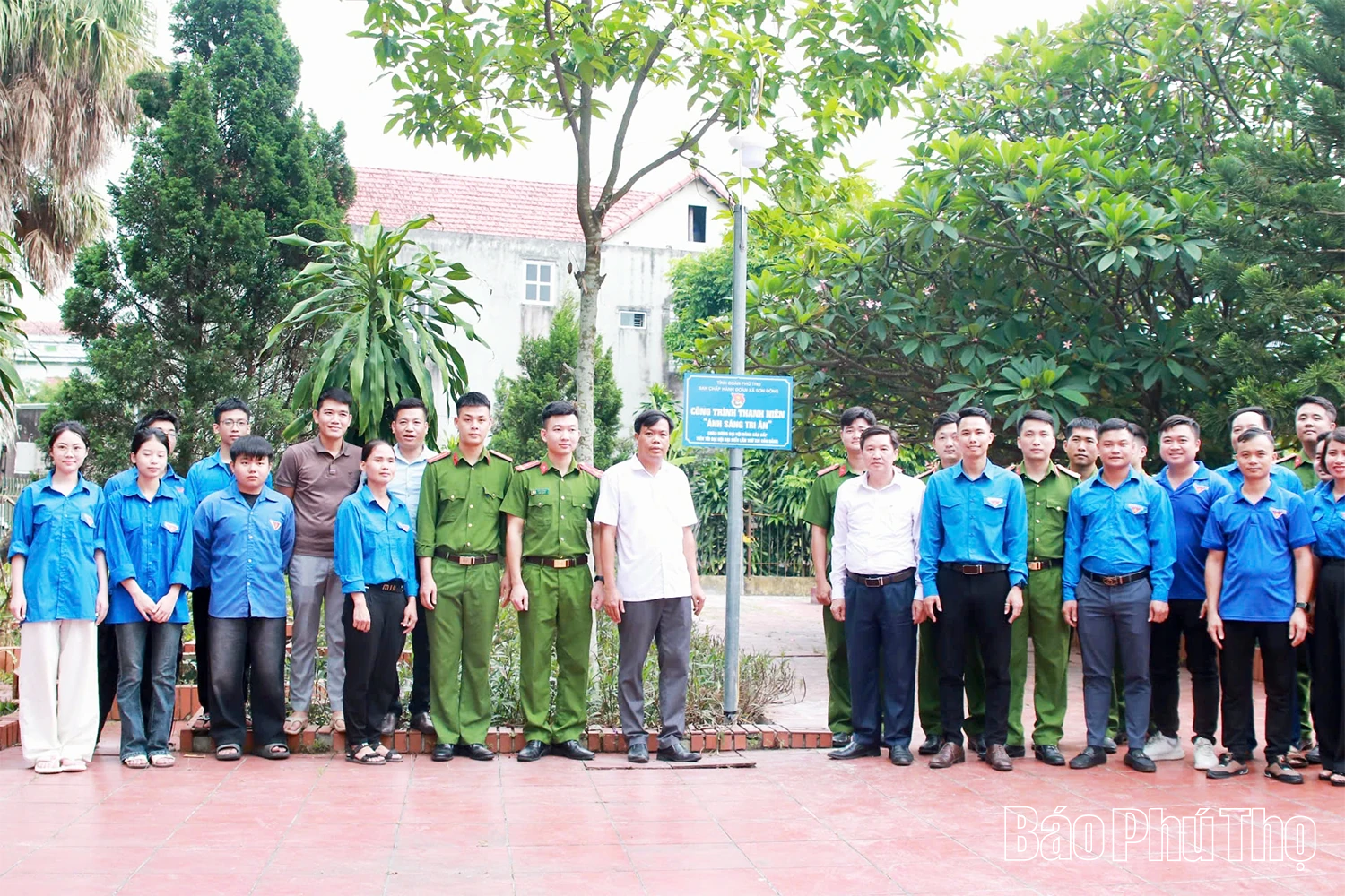 Khánh thành công trình thanh niên “Ánh sáng tri ân” tại Nghĩa trang liệt sỹ xã.