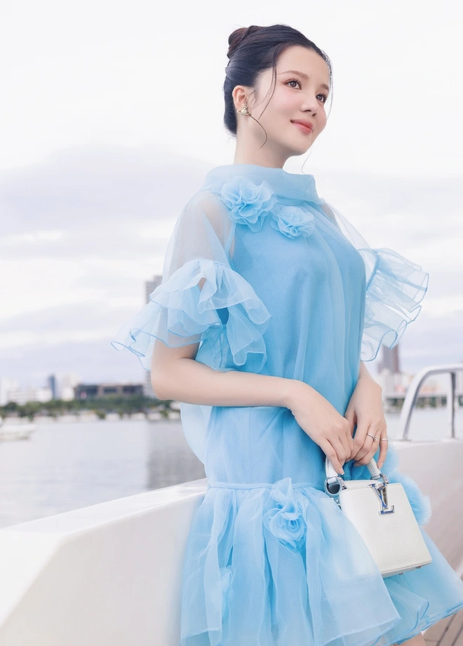 Hóa nàng thơ mùa hạ cùng sắc xanh sky blue tươi mát, dịu dàng và quyến rũ - Ảnh 4.