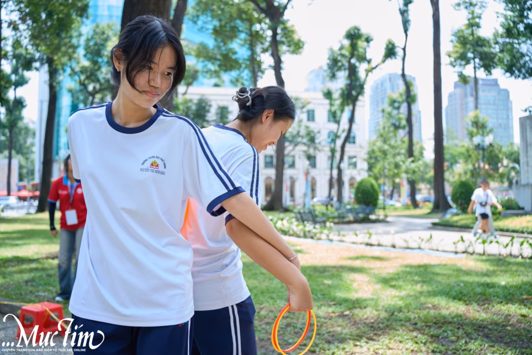 Bạn Thiên Nga lớp (11A10 - trái) hoàn thành trò chơi đồng đội tại công viên 30-4 - Ảnh: VŨ