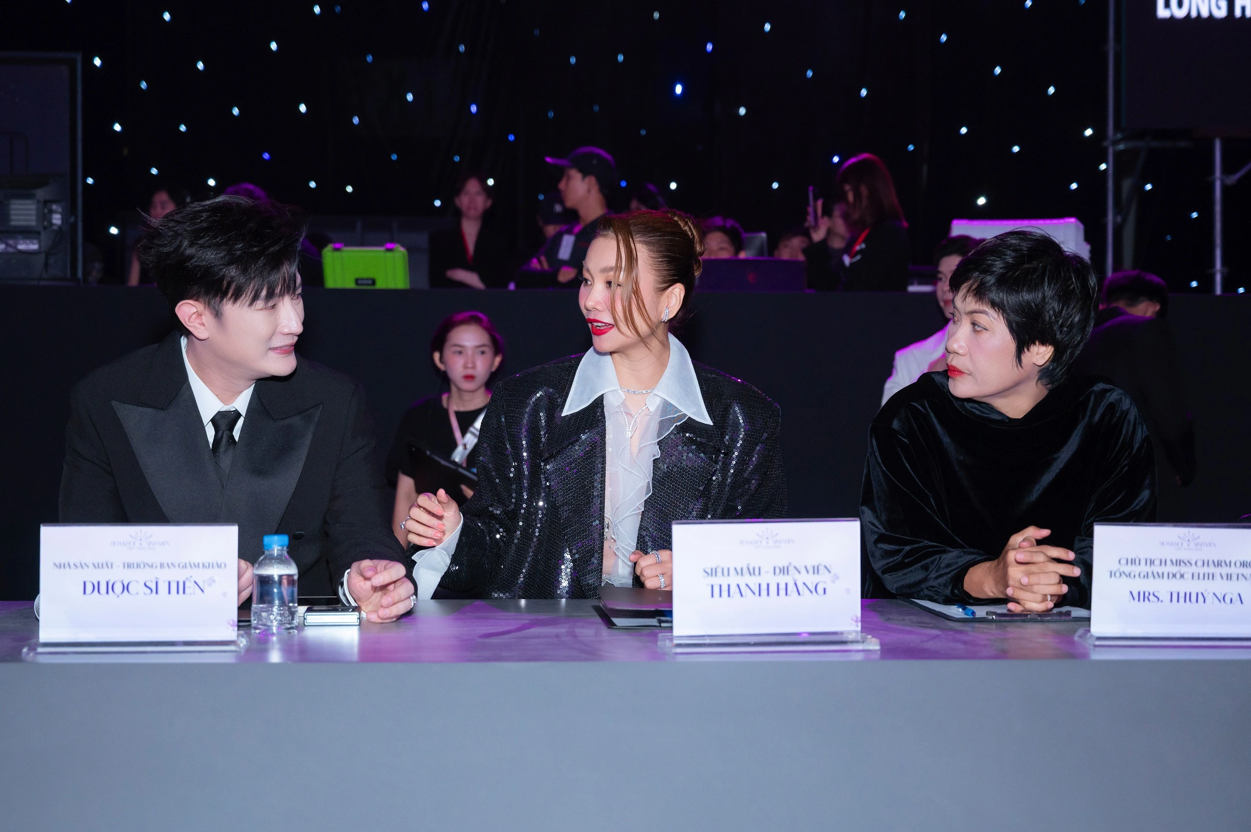 Siêu mẫu Thanh Hằng khoe vẻ rạng rỡ dù phải ngồi "ghế nóng" từ lúc... 6 giờ sáng