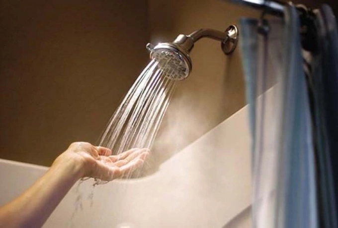 Tắm nước nóng có thể giúp cơ thể thư giãn, sảng khoái và bớt mệt mỏi hơn nhưng nhiệt độ nước cao lại dễ khiến làn da nhanh bị khô và lão hóa.