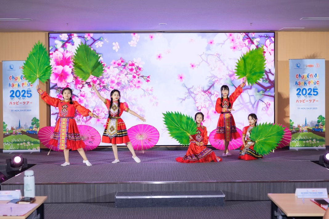 Các tiết mục văn nghệ mang đậm bản sắc văn hoá vùng miền được thể hiện bởi các em tham gia chương trình. Ảnh: Acecook Việt Nam.