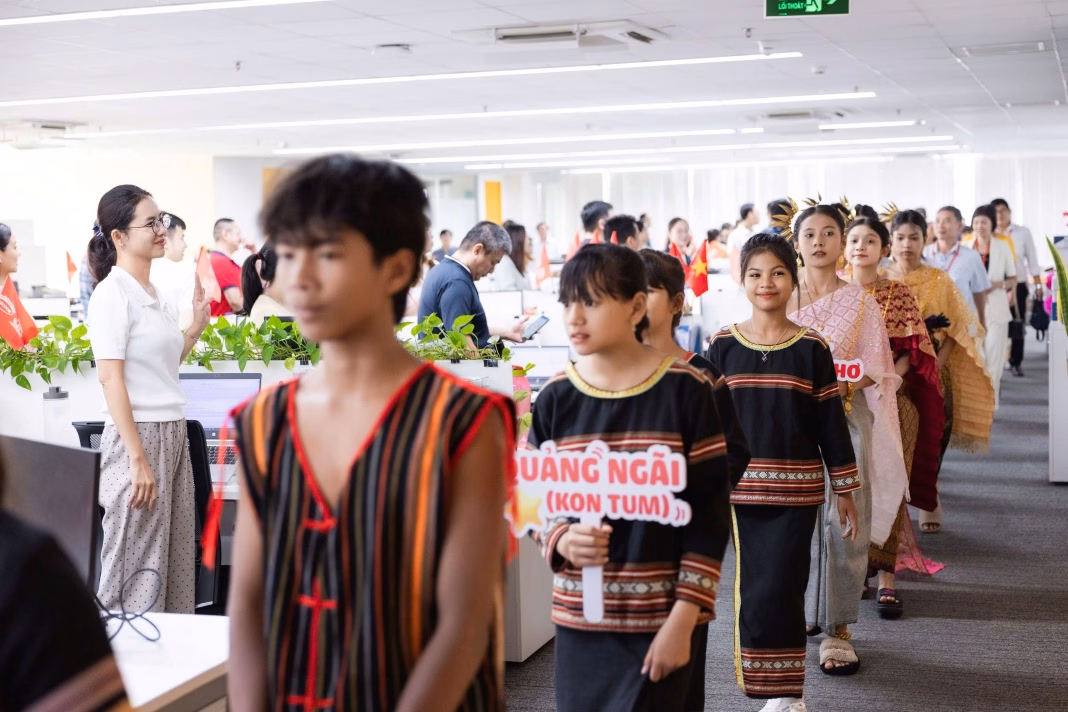 Trong khuôn khổ chương trình, các em được tham quan văn phòng và nhà máy của Acecook Việt Nam để tìm hiểu về quy trình sản xuất thực phẩm. Ảnh: Acecook Việt Nam.