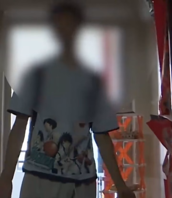 Xiaokai bị nhốt ngoài nhà do điểm thi đại học thấp hơn kỳ vọng của bố mẹ. (Ảnh: Baidu)