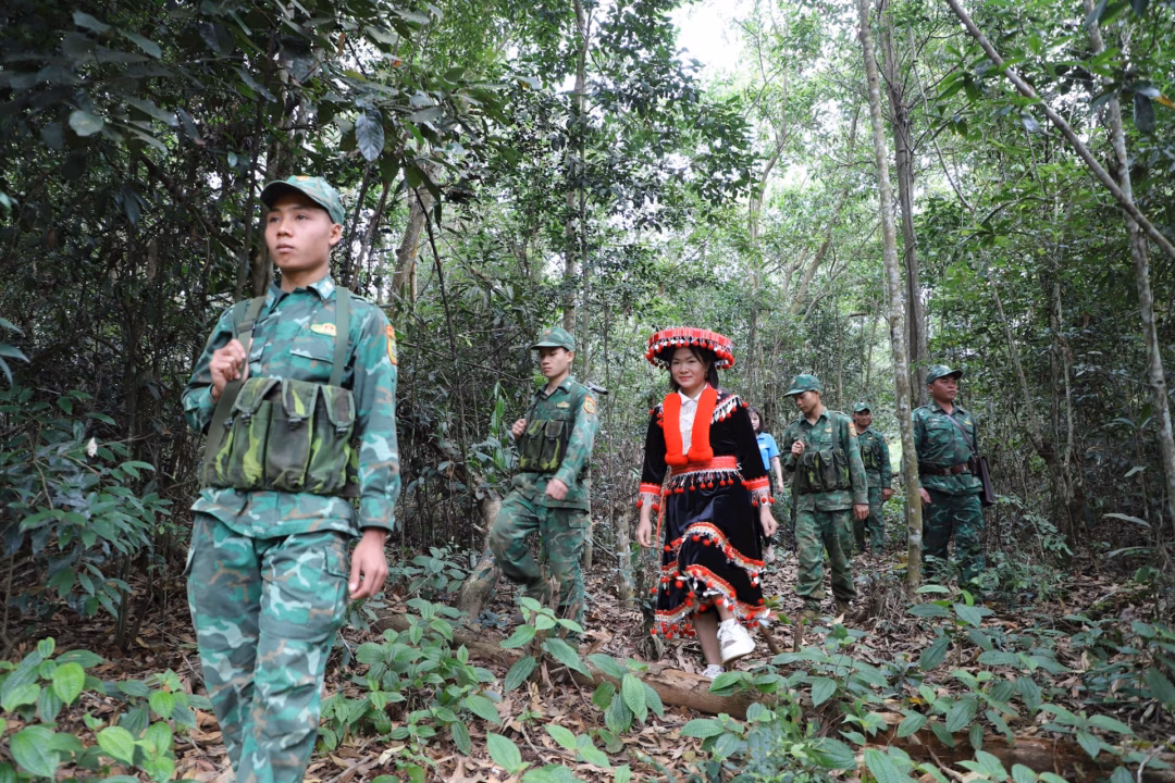 Phụ nữ xã Thuận Hạnh (Lâm Đồng) phối hợp với cán bộ, chiến sĩ Đồn Biên phòng Đắk Tiên tuần tra bảo vệ biên giới. Ảnh: Hoài Nam