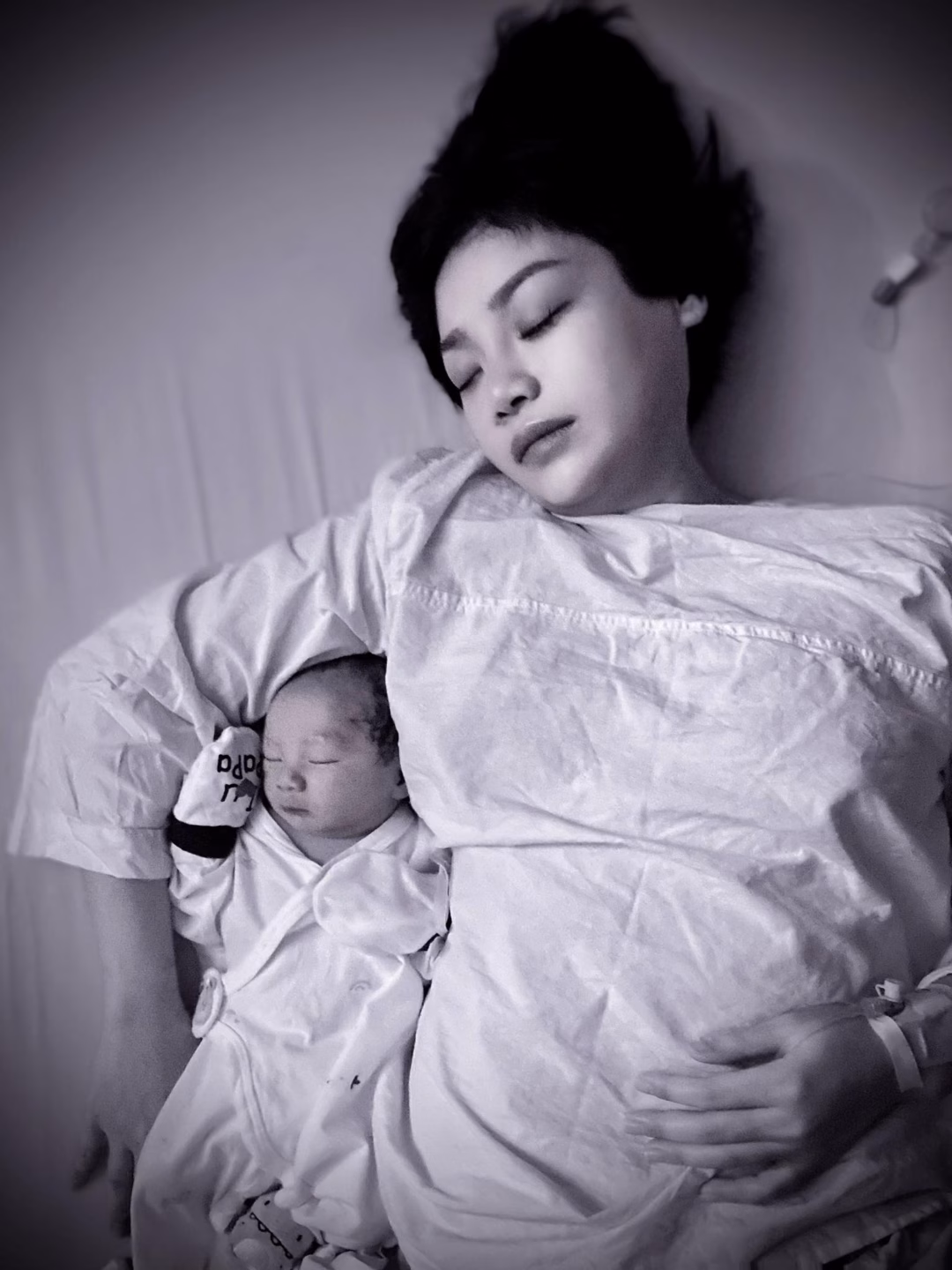 Ca sĩ Ngọc Khuê và em bé Khủng Long lúc mới sinh. Ảnh: FBNV