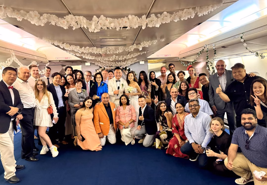 Khách mời chụp ảnh cùng cô dâu chú rể. Ảnh: Gulfnews