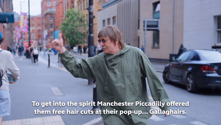 Cắt tóc phong cách Gallagher tại quán cắt tóc临时 trước buổi hòa nhạc Oasis