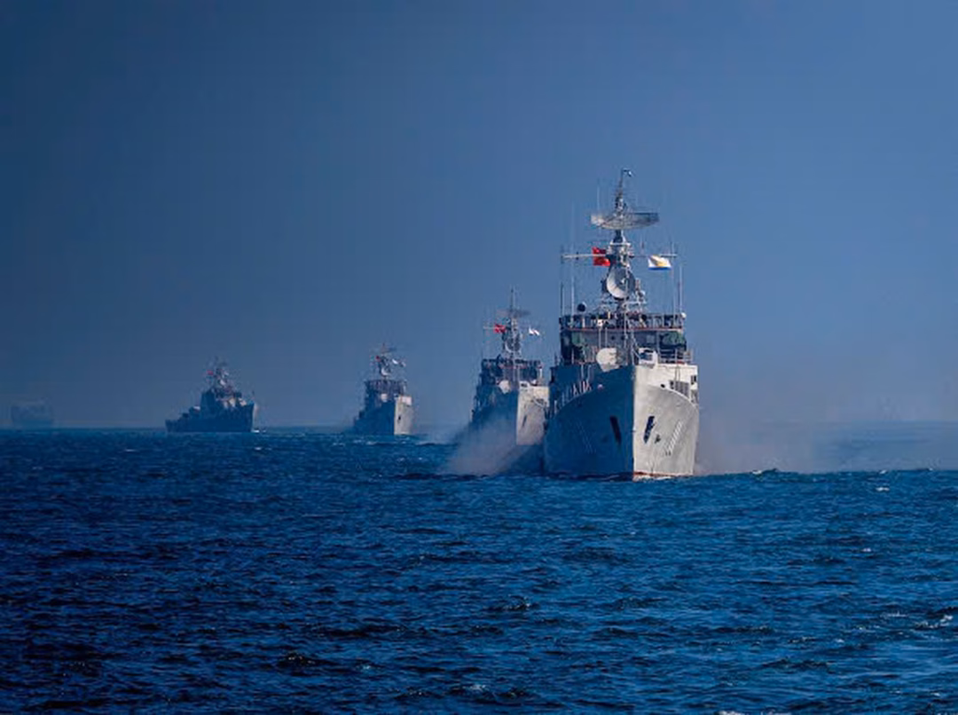 Biên đội tàu thuộc Lữ đoàn 171, Vùng 2 huấn luyện vận động đội hình (Ảnh: Quân chủng Hải quân cung cấp).