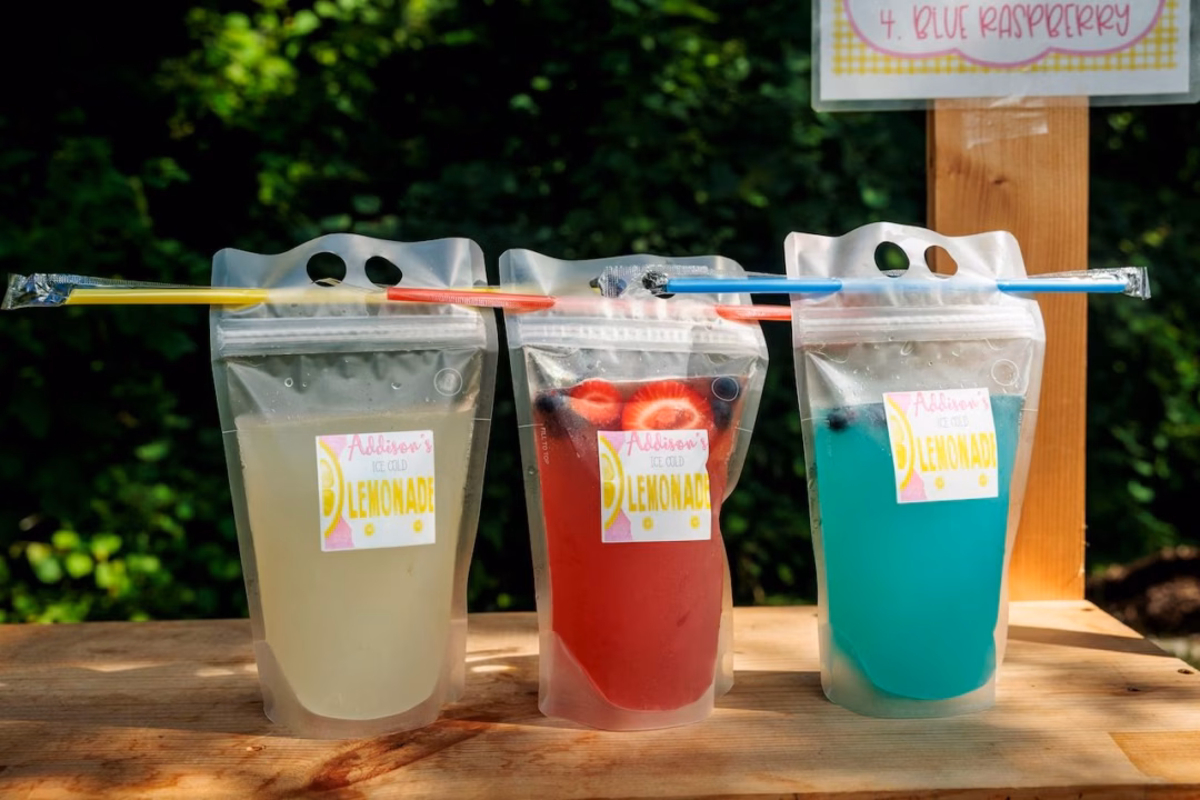 Nước chanh đóng gói tại quầy nước chanh của bé Addison Robinson. Ảnh Jacob Hamilton/MLive.com