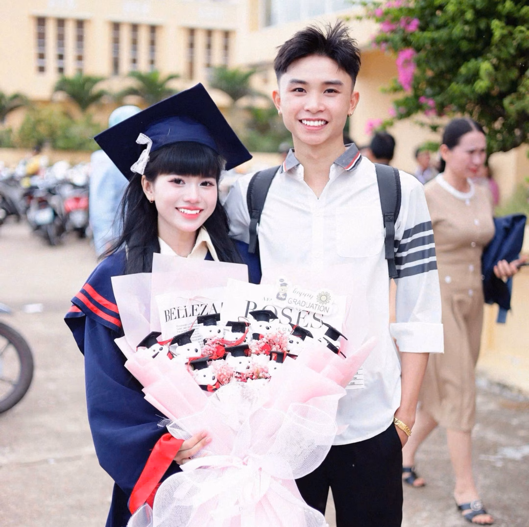 Chồng của Quỳnh My luôn là người đồng hành với cô trong hành trình vừa đi học và chăm con