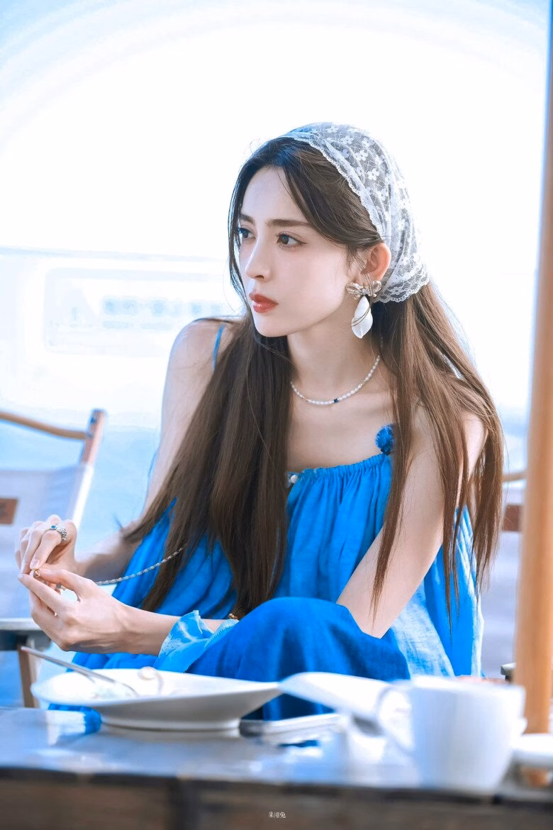 Ngoài 5 bước skincare đều đặn, Cổ Lực Na Trát cũng xây dựng lối sống khoa học và lành mạnh để duy trì nhan sắc và vóc dáng đỉnh cao. Dù sở hữu nhan sắc trời ban, Cổ Lực Na Trát không hề ỷ lại mà luôn duy trì kỷ luật với bản thân. Nhờ đó, cô giữ vững được danh hiệu “mỹ nhân không có nổi một bức ảnh xấu” suốt nhiều năm trong giới giải trí khắc nghiệt.