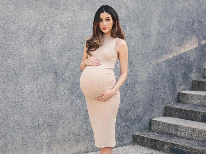 Cuộc sống kín tiếng của bà mẹ sexy nhất mạng xã hội sau khi sinh con Mang thai ở tuổi 26, Sonya trải qua nhiều lo âu. Cô hạn chế dùng mỹ phẩm, thậm chí không dám sử dụng lăn khử mùi vì lo ngại ảnh hưởng đến thai nhi. Suốt thai kỳ, cô ba lần phải xét nghiệm nhiễm khuẩn listeria - một lần do ăn bánh cupcake và trứng sống, khiến chi phí khám lên đến 500 USD.