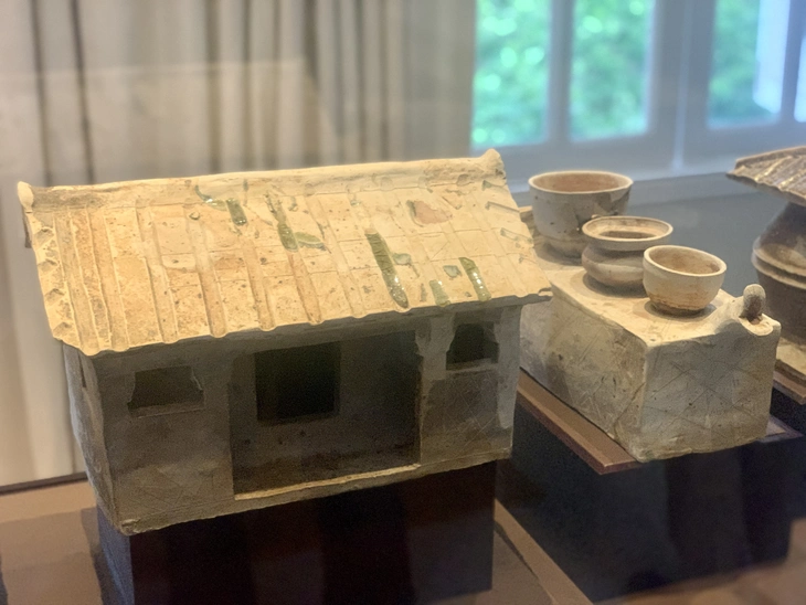 Nhiều hiện vật độc bản độc, lạ thu hút người xem - Ảnh: HOÀI PHƯƠNG