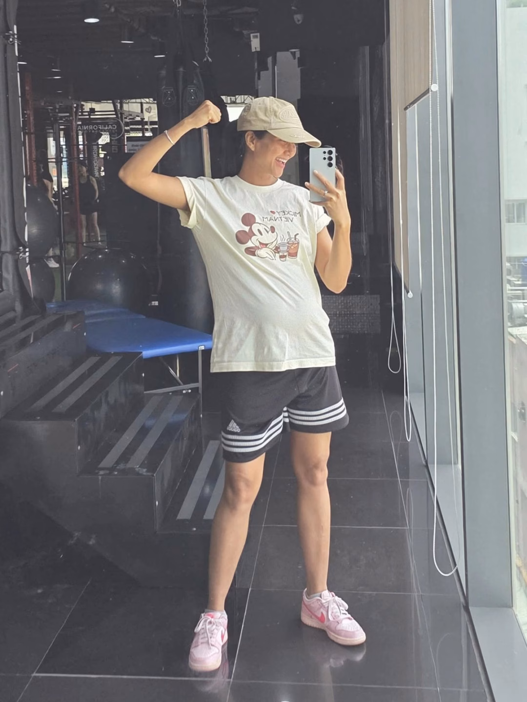 Khi mang thai, người đẹp 9x vẫn chăm chỉ luyện tập thể dục thể thao ở phòng gym