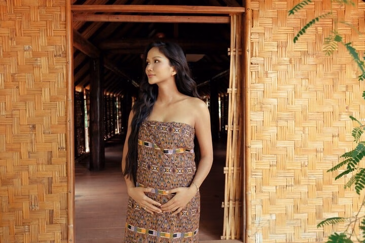 Hoa hậu H'Hen Niê giấu kín chuyện mang thai trong thời gian đầu vì không muốn mọi người lo lắng và phải nghỉ làm việc