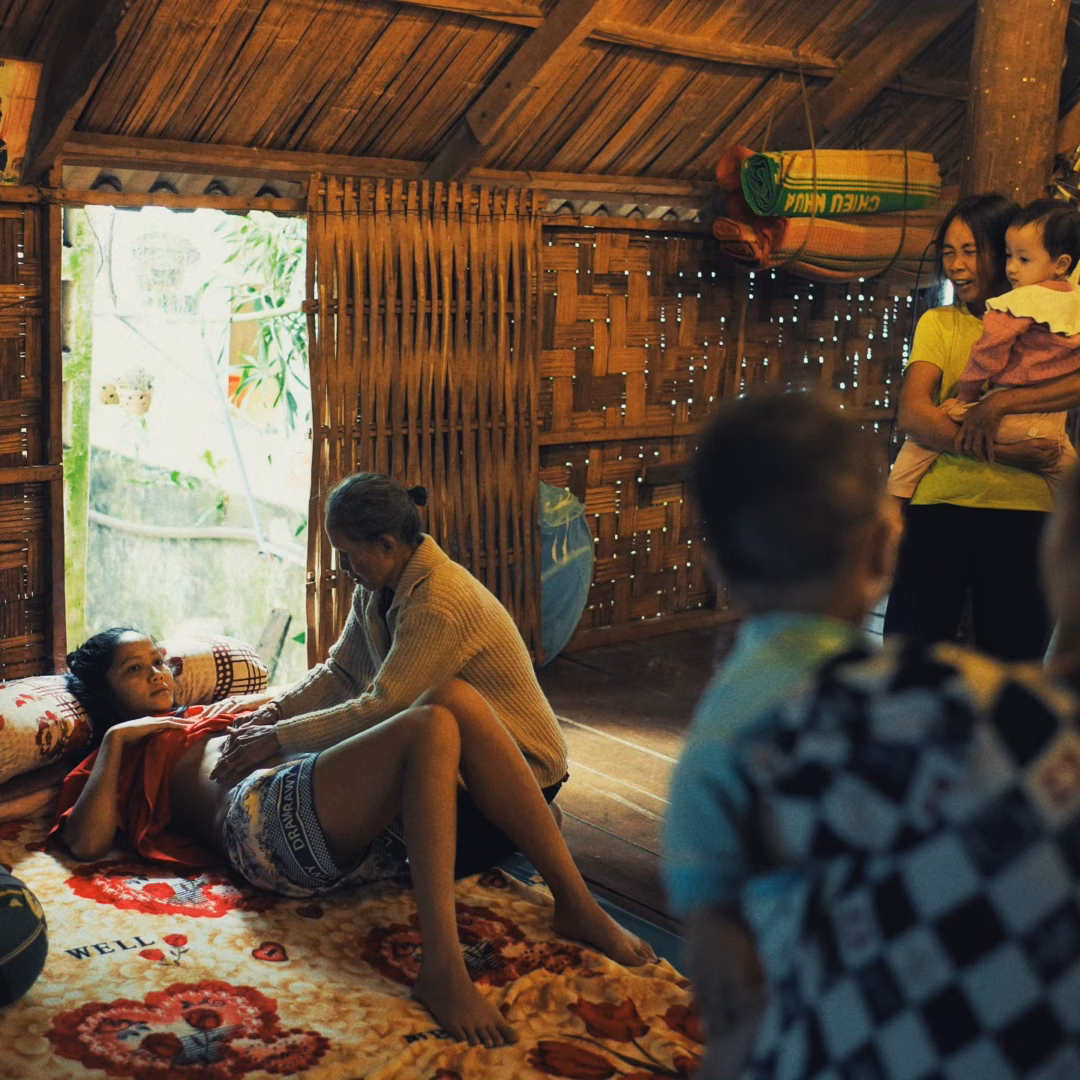 Sau khi nhờ tới sự giúp đỡ của một bà trong bản làng, em bé đã về đúng vị trí