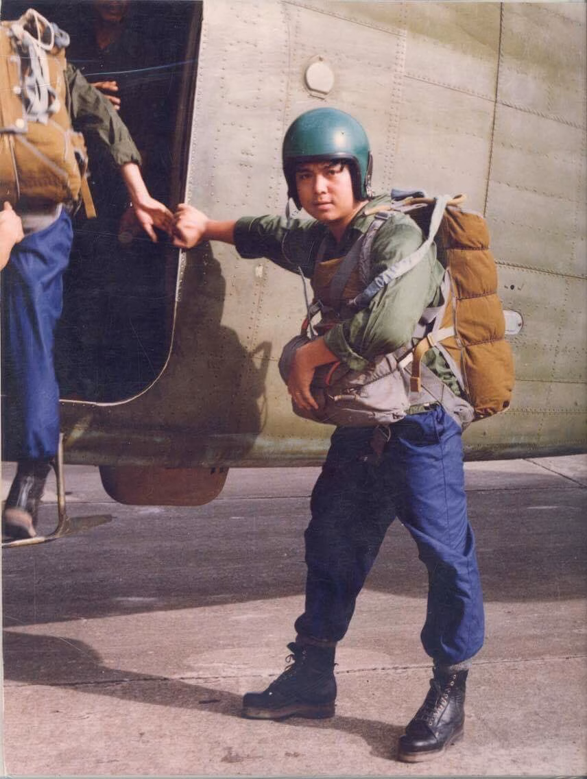 Từ khi còn là chàng trai trẻ, ông Tiến đã có ước mơ học lái máy bay