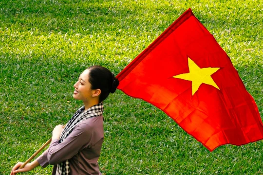 Lương Thùy Linh tái hiện hình ảnh phụ nữ kiên cường với áo bà ba Nam bộ