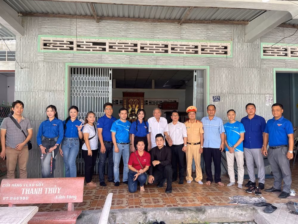 Người đẹp cùng ban tổ chức đến thăm hỏi người dân và học sinh có hoàn cảnh khó khăn tại thành phố Cần Thơ. Ảnh: Nhân vật cung cấp