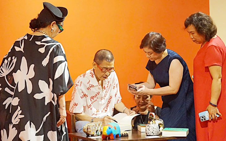 Họa sĩ Lê Thiết Cương qua đời, để lại dấu ấn với hội họa tối giản Vĩnh biệt người tài hoa trọng tình Lê Thiết Cương - Ảnh 4.