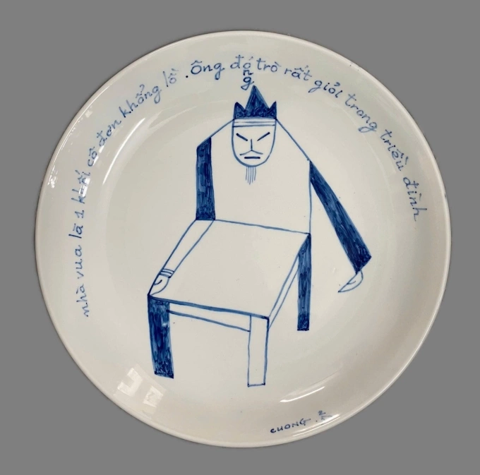 Họa sĩ Lê Thiết Cương – Tối giản trong nghệ thuật và minh triết cuộc đời Tranh trên gốm của Lê Thiết Cương, lấy cảm hứng từ lời của nhân vật Phăng khi nhận xét về vua Gia Long, trong truyện ngắn "Vàng lửa" (nhà văn Nguyễn Huy Thiệp). Ảnh: