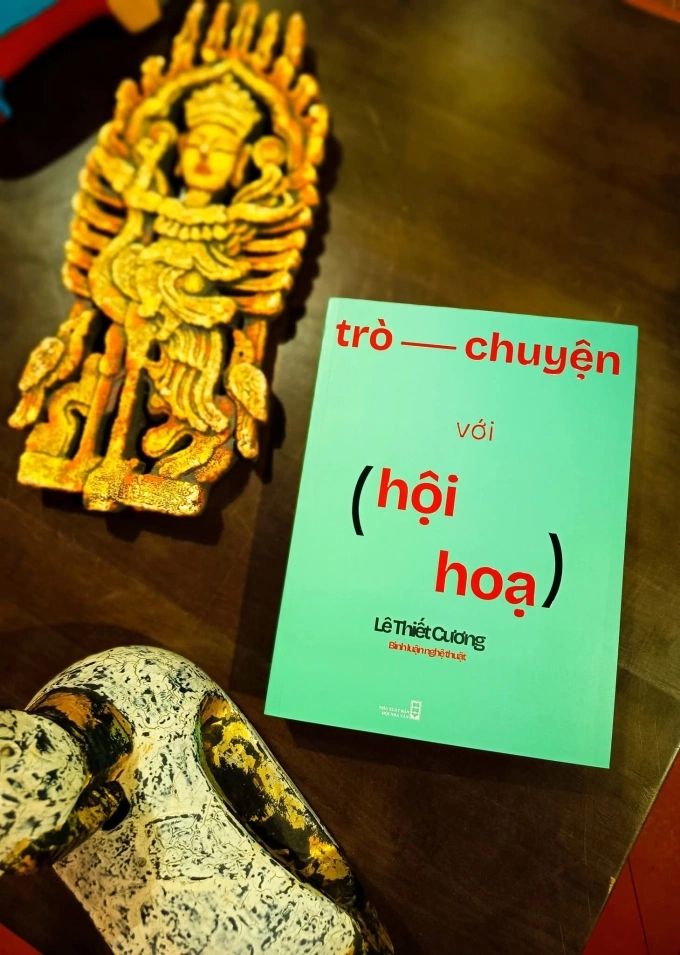 Họa sĩ Lê Thiết Cương – Tối giản trong nghệ thuật và minh triết cuộc đời Cuốn "Trò chuyện với hội họa" của Lê Thiết Cương. Trước khi mất, ông còn nhiều dự án dang dở. Tản văn mới nhất của ông - "Tiếng chợ" - đã in xong, dự định ra mắt trong tháng 7. Ông đã hoàn thiện các tác phẩm cho triển lãm tháng 12. Ảnh: Nhà xuất bản Hội Nhà văn