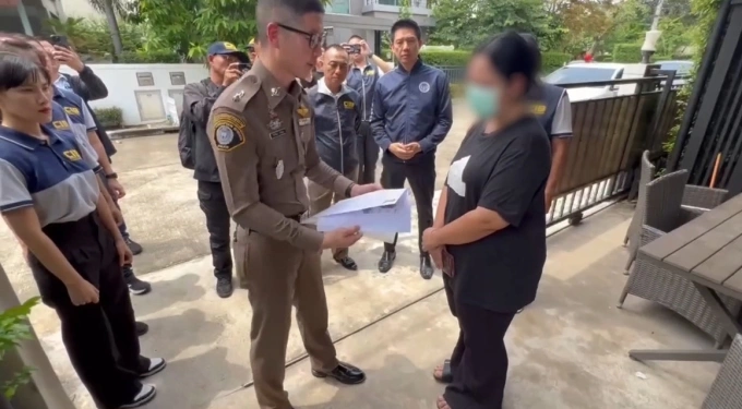 Cảnh sát Thái Lan đọc lệnh bắt Cô Golf ngày 15/7. Ảnh: TNA
