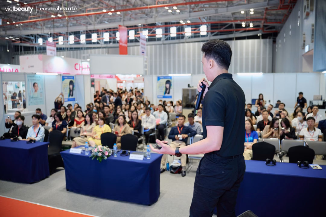 Diễn giả chia sẻ tại hội thảo chuyên ngành trong khuôn khổ triển lãm, thu hút đông đảo khách tham dự. Ảnh: Vietbeauty & Cosmobeauté Vietnam 2024