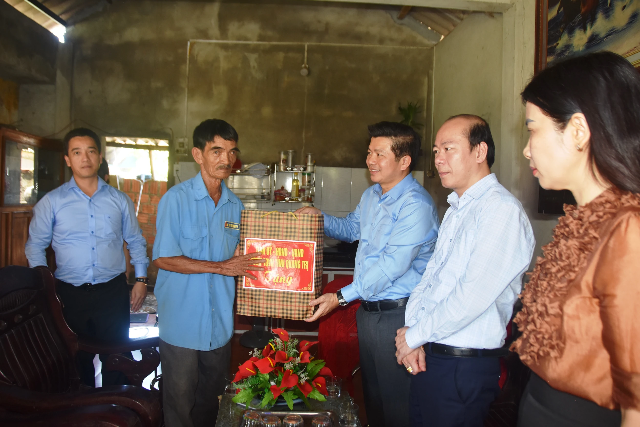 Trưởng ban Tổ chức Tỉnh ủy Trần Vũ Khiêm tặng quà cho ông Nguyễn Văn Điển ở khóm 1, xã Diên Sanh - Ảnh: Đ.V