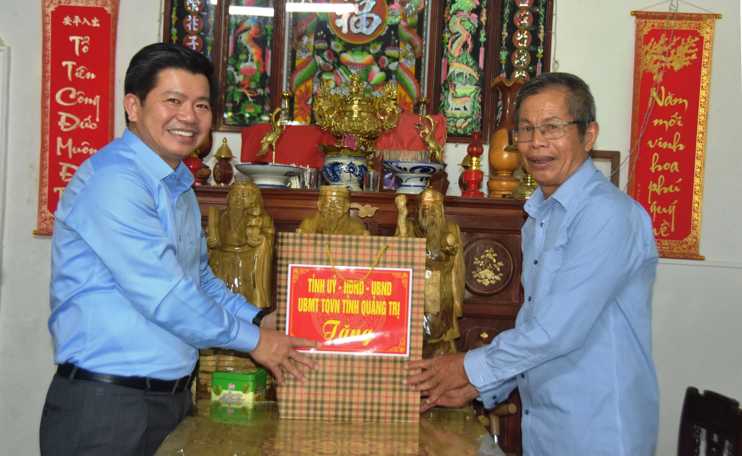 Trưởng ban Tổ chức Tỉnh ủy Trần Vũ Khiêm tặng quà cho ông Phan Văn Thành ở thôn Tây Tân An, xã Mỹ Thủy - Ảnh: Đ.V