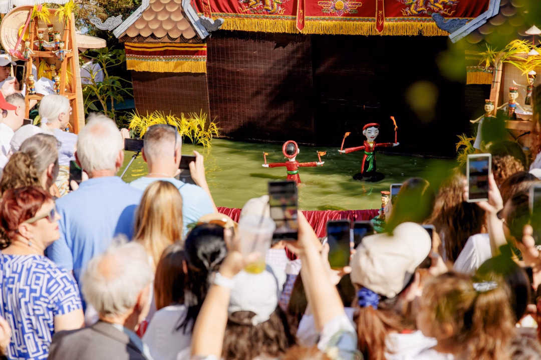 Khách Nga sẵn sàng chờ đợi và liên tục vỗ tay khi xem 1 loại hình nghệ thuật độc đáo của Việt Nam: Mỗi ngày chỉ có đúng 6 suất diễn- Ảnh 2.