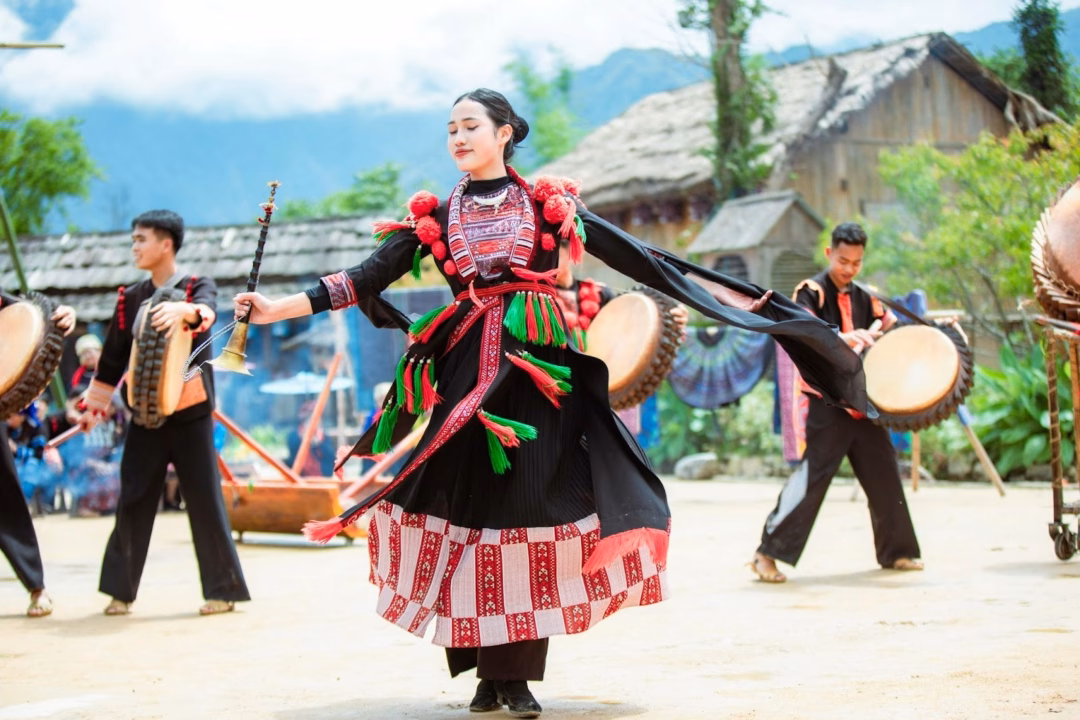 Lễ hội Xòe tại Fansipan: Trải nghiệm văn hóa độc đáo Tây Bắc Những điệu múa uyển chuyển, tiếng khèn ngân vang, sắc màu rực rỡ của váy áo dân tộc… tái hiện chân thực không gian chợ phiên vùng cao khiến nhiều du khách thích thú.