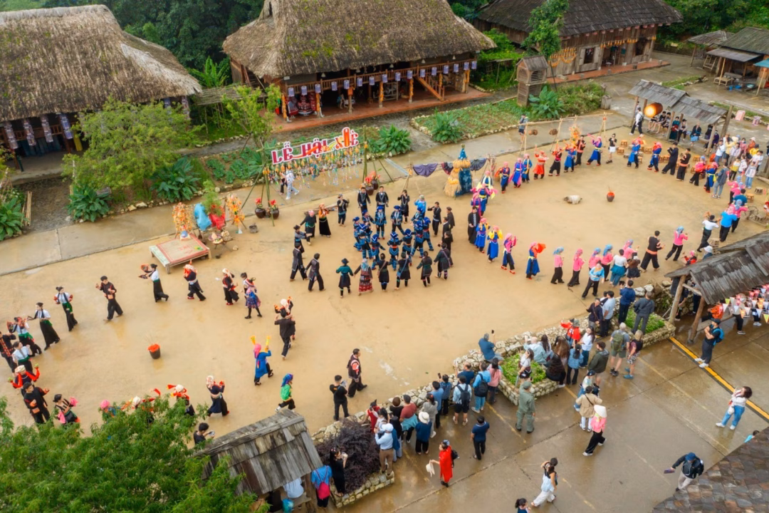 Lễ hội Xòe tại Fansipan: Trải nghiệm văn hóa độc đáo Tây Bắc Không khí lễ hội trở nên rộn ràng hơn khi vòng xòe được mở ra giữa sân bản. Những bàn tay nắm chặt nhau, những bước chân hòa trong nhịp trống rộn ràng. Không phân biệt người dân và du khách, tất cả hòa vào điệu múa xòe sôi động.