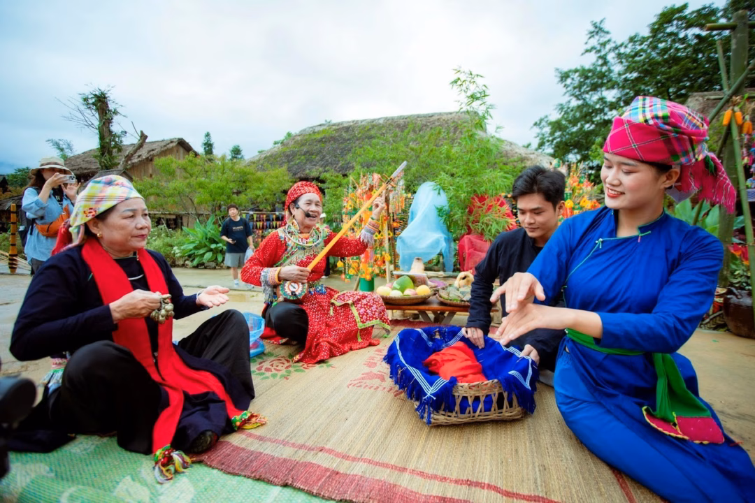 Lễ hội Xòe tại Fansipan: Trải nghiệm văn hóa độc đáo Tây Bắc Đi sâu vào không gian lễ hội, du khách được “chạm” vào đời sống văn hóa bản địa qua hàng loạt hoạt cảnh tái hiện các phong tục, tín ngưỡng, sinh hoạt của đồng bào dân tộc vùng cao như lễ cưới người Dao đỏ, nghi thức nhuộm trứng đỏ của người Giáy, hát then của người Tày, thổi khèn và dệt lanh của người Mông, dựng nhà trình tường của người Hà Nhì hay nghi lễ làm hương cúng nhà mới của người Giáy. Mỗi cộng đồng dân tộc hiện diện trong bức tranh văn hóa đa dạng và đầy tự hào.