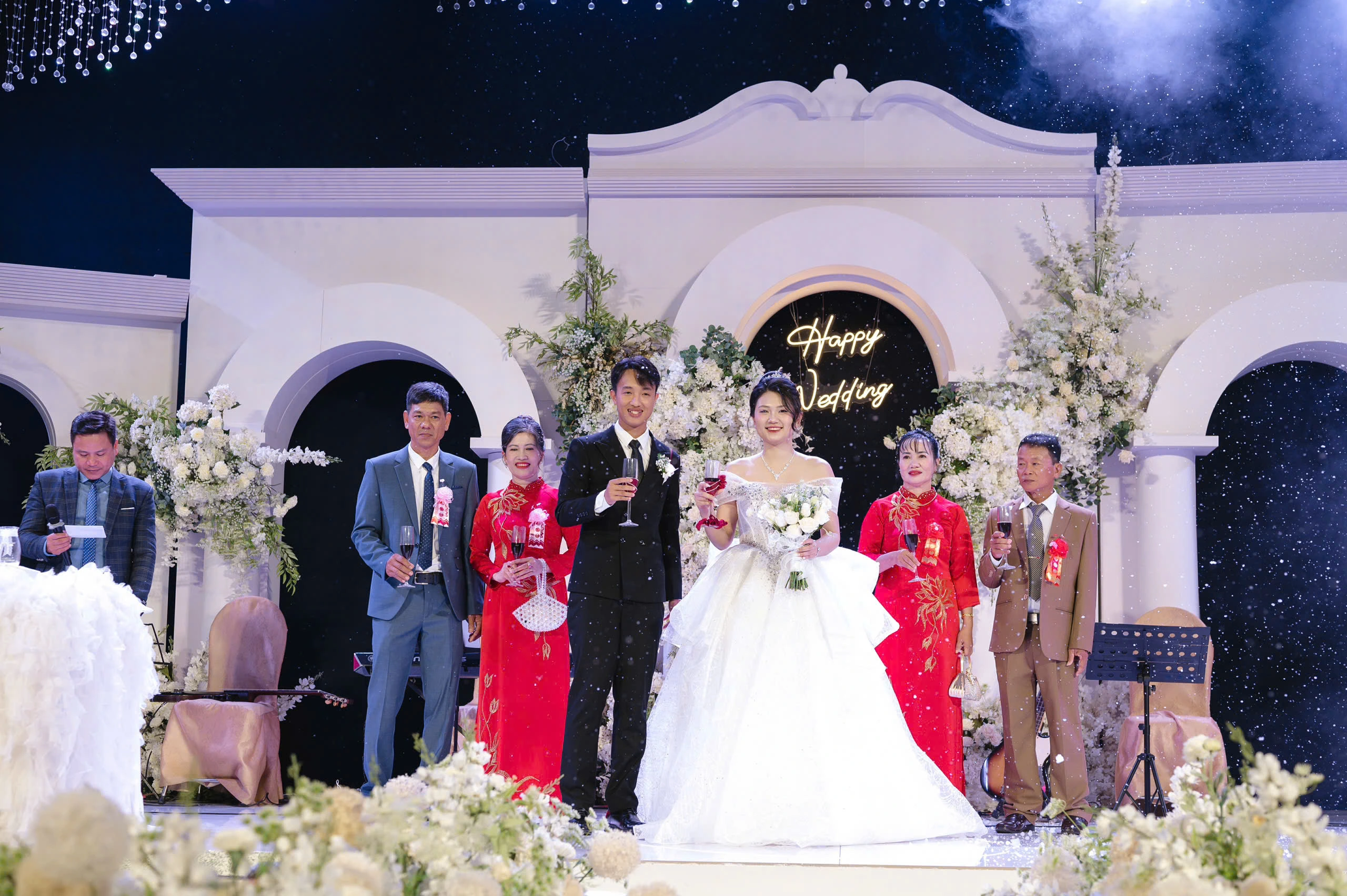 Cô dâu, chú rể cùng hai bên gia đình hạnh phúc trong đám cưới