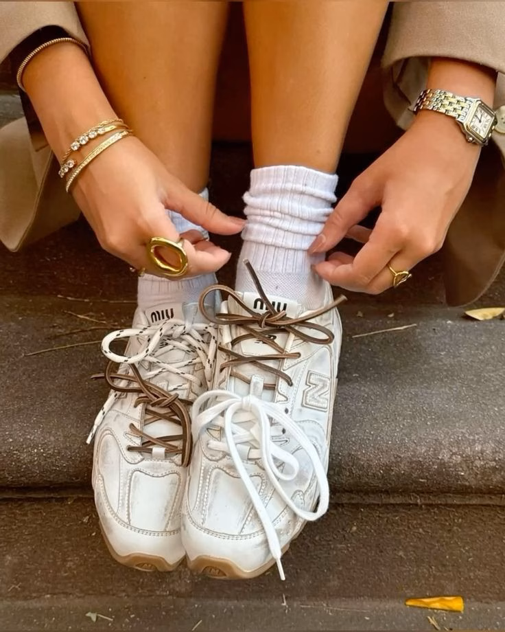 Màn collab “gây sốt” của Miu Miu x New Balance khi đưa đôi sneaker NB 574 cổ điển trở nên thời thượng.