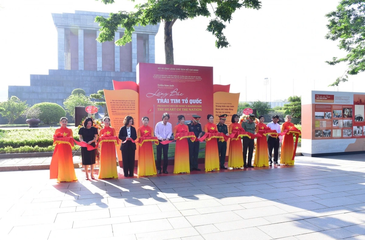 Các đại biểu cắt băng khai mạc triển lãm ảnh.