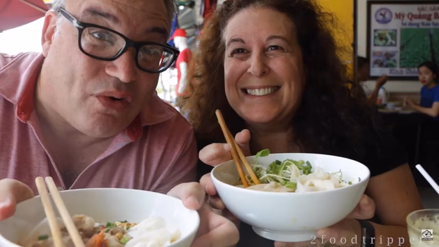 Cặp đôi vô cùng hài lòng với trải nghiệm thưởng thức mỳ Quảng tại Đà Nẵng.