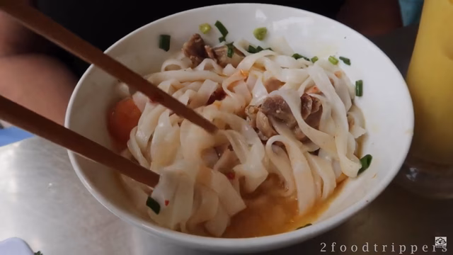Cặp đôi bất ngờ trước hương vị và mức giá của mỗi 1 tô mỳ Quảng. (Ảnh: Youtube 2foodtrippers)