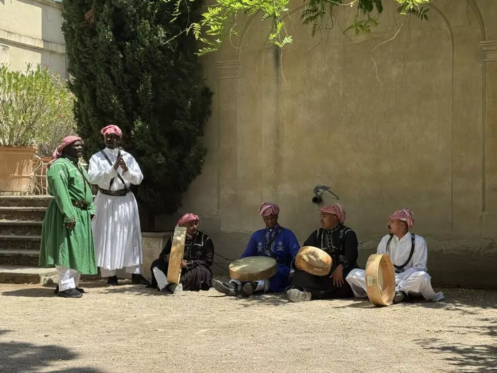 Đoàn nghệ sĩ Nghệ thuật biểu diễn Ả Rập Xê Út giới thiệu bốn điệu múa truyền thống tại Liên hoan Avignon, Pháp, ngày 15/07/2025.