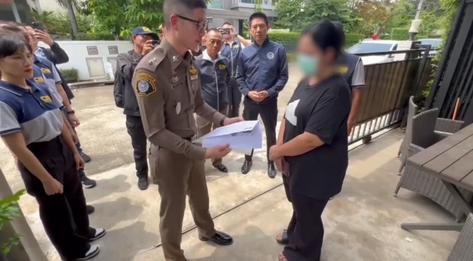 Cảnh sát Thái Lan đọc lệnh bắt cô Golf ngày 15/7. Ảnh: TNA