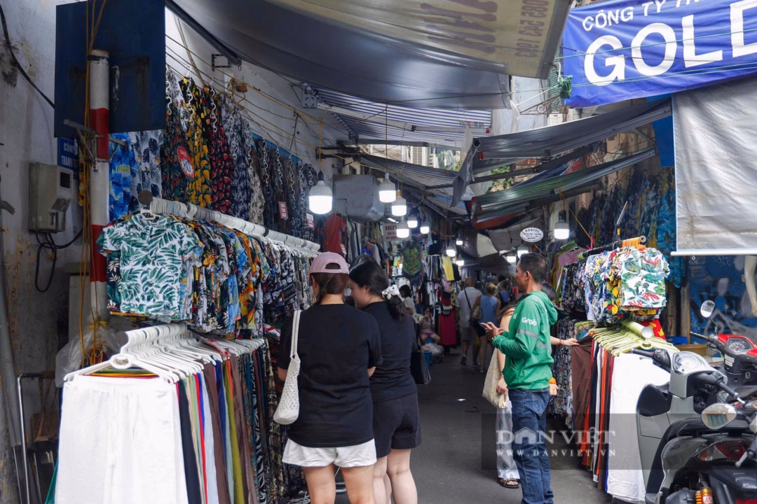 Những cửa hàng từng lặng lẽ đóng cửa hoặc chỉ bán hàng qua khe cửa nay đã mở cửa đón khách trở lại, mang theo nhịp sống sôi động vốn có của khu phố du lịch lâu đời.